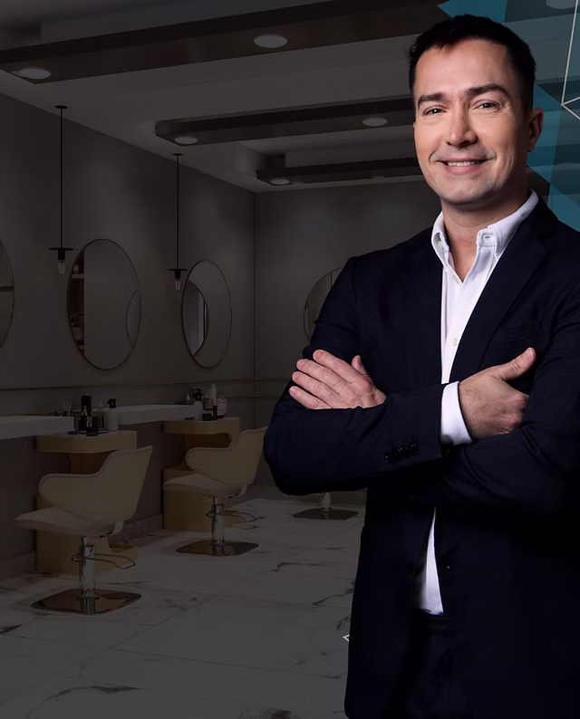 Luiz Bigonha, presidente do Sindicato Beleza Patronal, em ambiente de salão profissional
